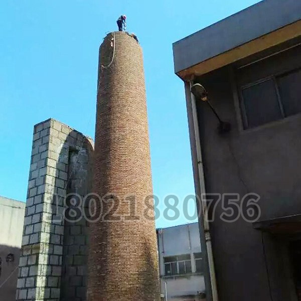 磚煙囪拆除現場